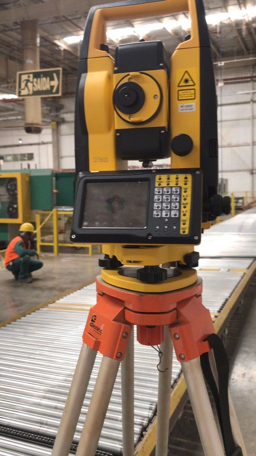 Equipamento de precisão em obra de pavimentação industrial