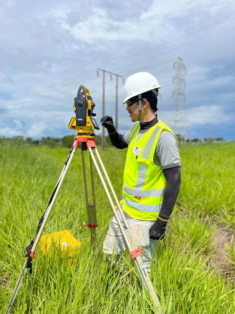 Equipe da Ampla Geotech em levantamento topográfico em campo